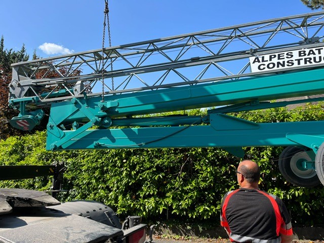 Mise en place d'un grue sur un chantier en Savoie