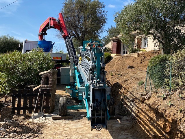 Installation d'une grue sur un chantier chez un particulier