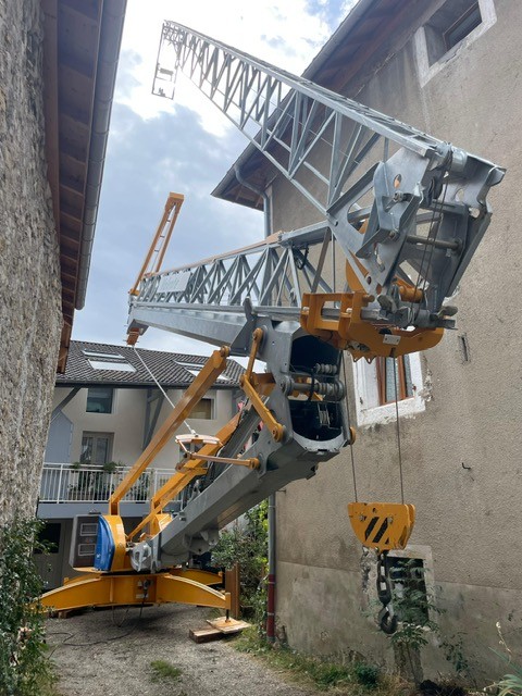 Photo d'une installation de grue avec essieu directeur sur un chantier à Saint Vincent de Mercuze