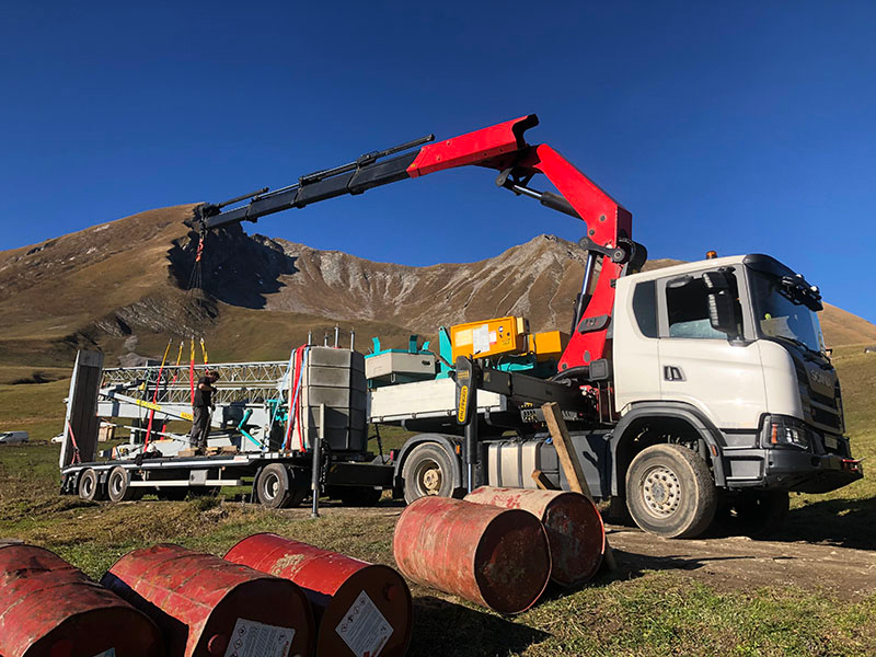 Opération de montage d'une grue en montagne